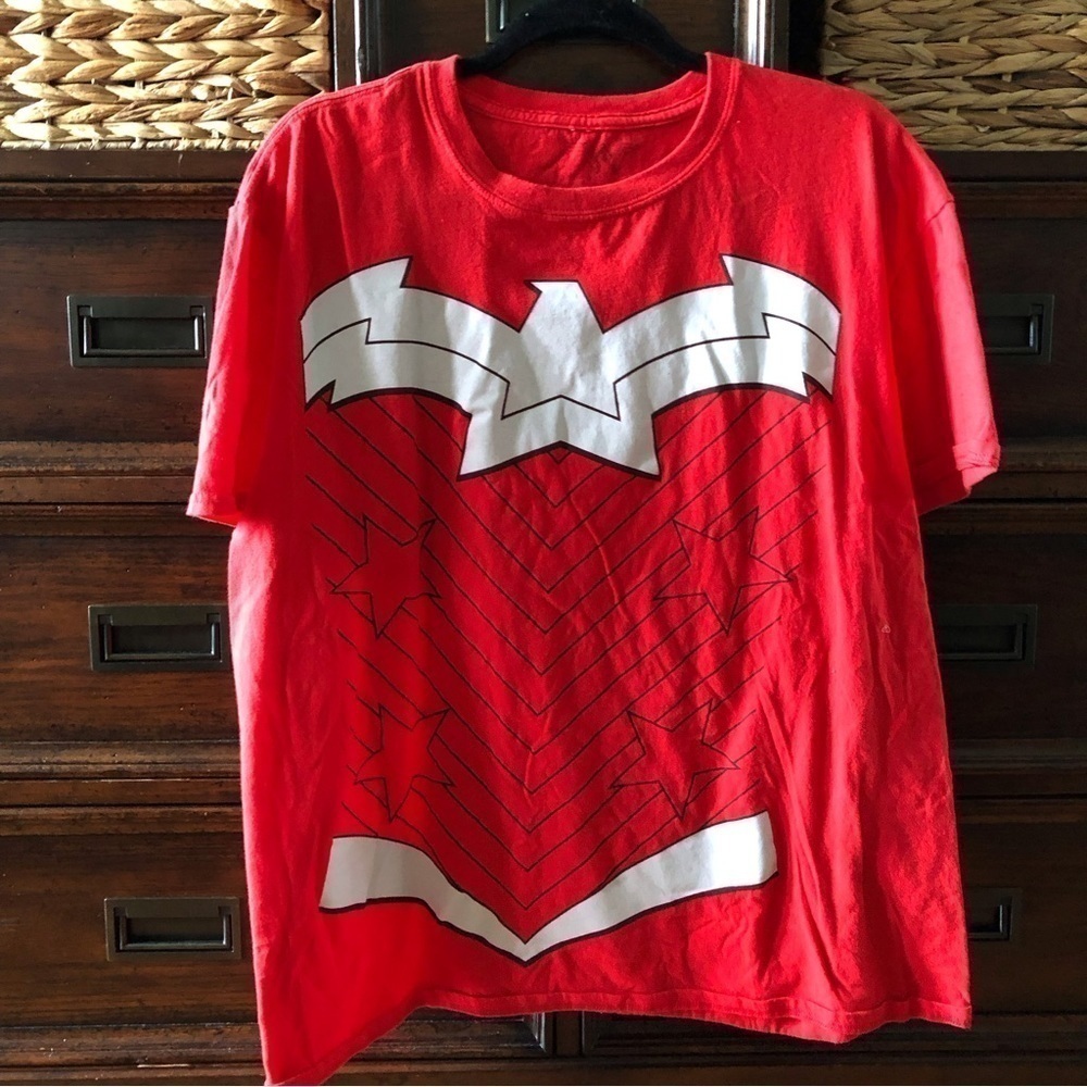 DC Comics: Wonder Woman red short sleeve graphic tee in size XL